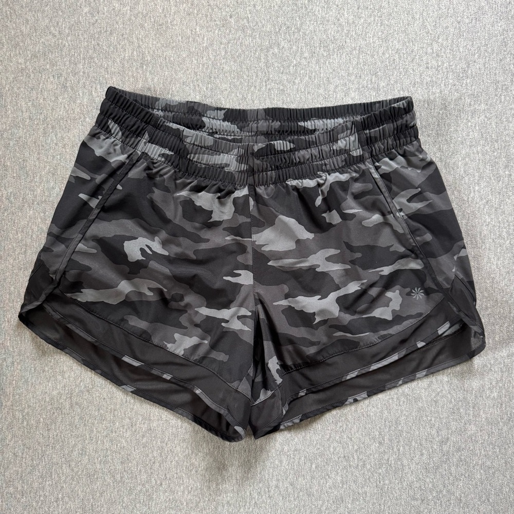 Athleta black camo Mesh Racer Run Short 4” women’s M